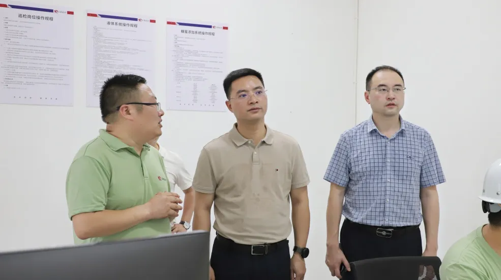 覃永利調(diào)研重點項目建設(shè)及企業(yè)生產(chǎn)經(jīng)營情況